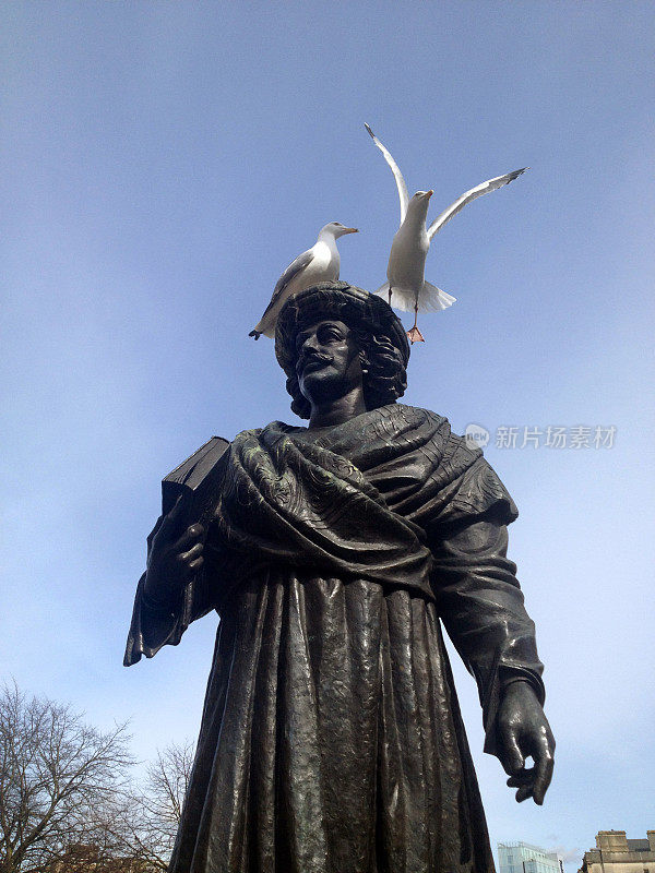 英国布里斯托尔Rajah Rammohun Roy雕像上的海鸥